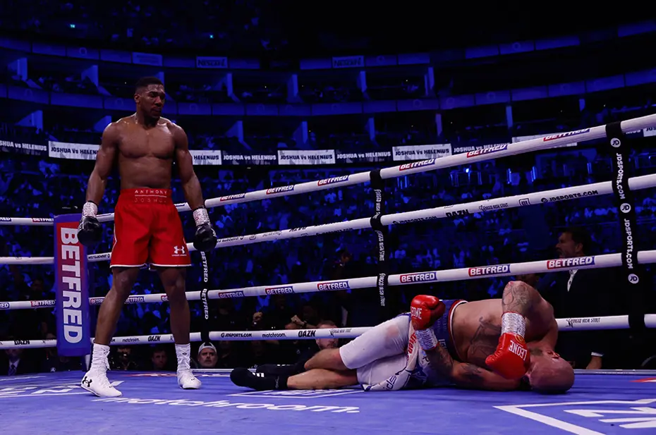 Anthony Joshua, Robert Helenius'u nakavt etti, 2.5 yıl sonra bir ilki başardı - 12