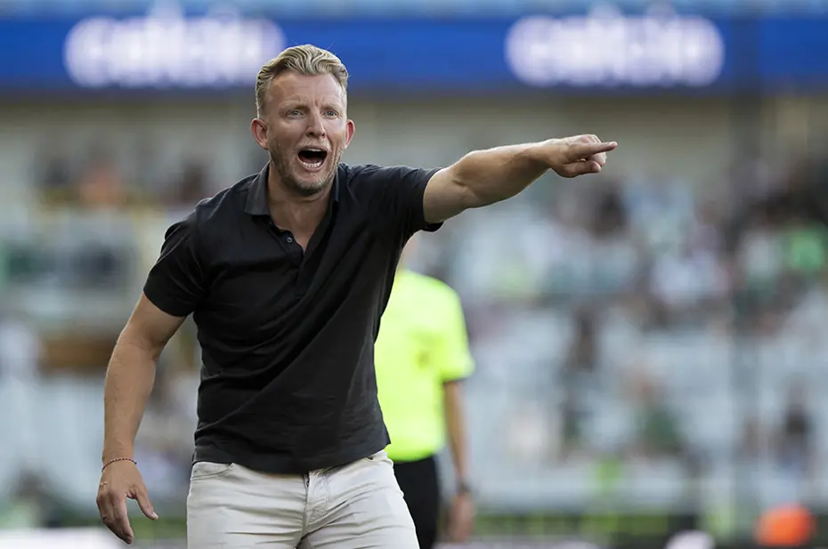 Üst üste 7 yenilgi sonrası Dirk Kuyt'a büyük şok: Taraftar soyunma odasını bastı - 7