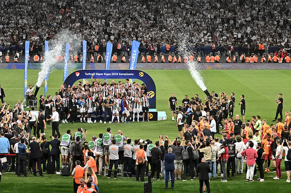 Beşiktaş'ın tarihi zaferi Avrupa'da manşetlerde: "Van Bronckhorst, Galatasaray'ı katletti" - 12