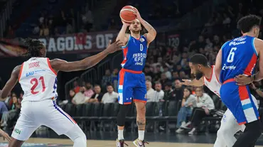 Anadolu Efes, Bahçeşehir Koleji'ni mağlup etti