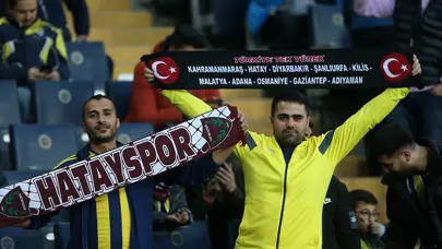 Fenerbahçe tribünlerinden deprem bölgesine destek