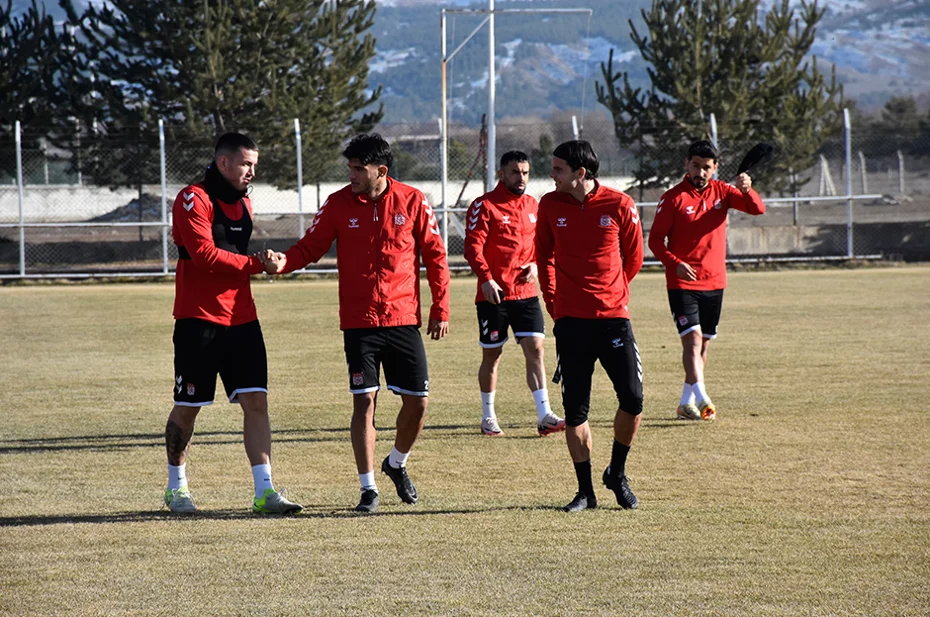 Aaron Boupendza Süper Lig'e mi dönüyor? Eski hocasından transfer itirafı - 1 Aaron Boupendza Süper Lig'e mi dönüyor? Eski hocasından transfer itirafı - 1