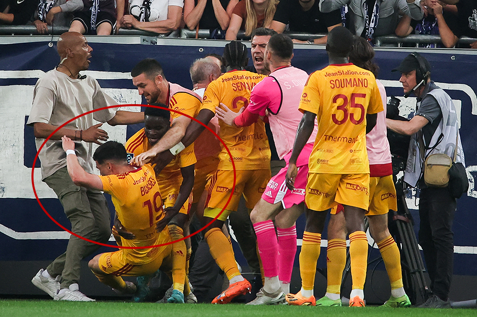 Taraftarın saldırdığı futbolcu beyin sarsıntısı geçirdi, maç yarıda kaldı