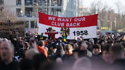 Dev maç öncesinde Manchester United taraftarlarından protesto