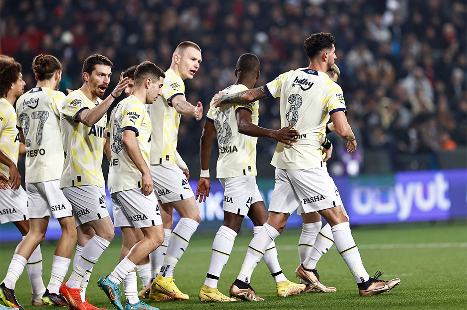 "Bu kez Jesus değil, oyuncular yönetti" | Spor yazarları Fenerbahçe'yi yorumladı