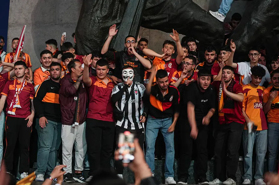Galatasaraylı taraftarların şampiyonluk ve 5. yıldız kutlamalarından unutulmaz fotoğraflar - 40 Galatasaraylı taraftarların şampiyonluk ve 5. yıldız kutlamalarından unutulmaz fotoğraflar - 40