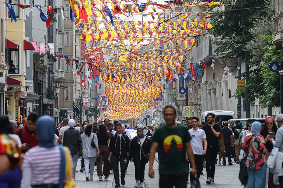 İstiklal Caddesi sarı kırmızıya büründü - 3