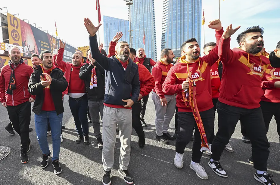 Galatasaraylı taraftarlardan Konya'ya akın: Uçaklarda yer kalmadı - 2 Galatasaraylı taraftarlardan Konya'ya akın: Uçaklarda yer kalmadı - 2