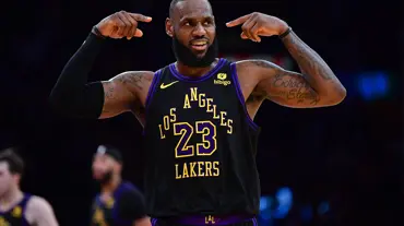 LeBron James'ten double double: Lakers yarı finalde