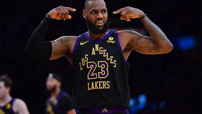 LeBron James'ten double double: Lakers yarı finalde