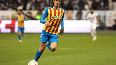 Valencia'dan bonservisini alan Edinson Cavani yeni takımına imzayı attı