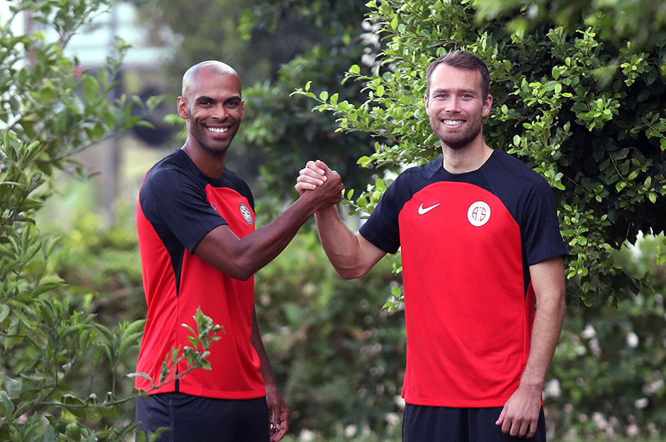 Antalyaspor'dan bir defansa bir orta saha takviye