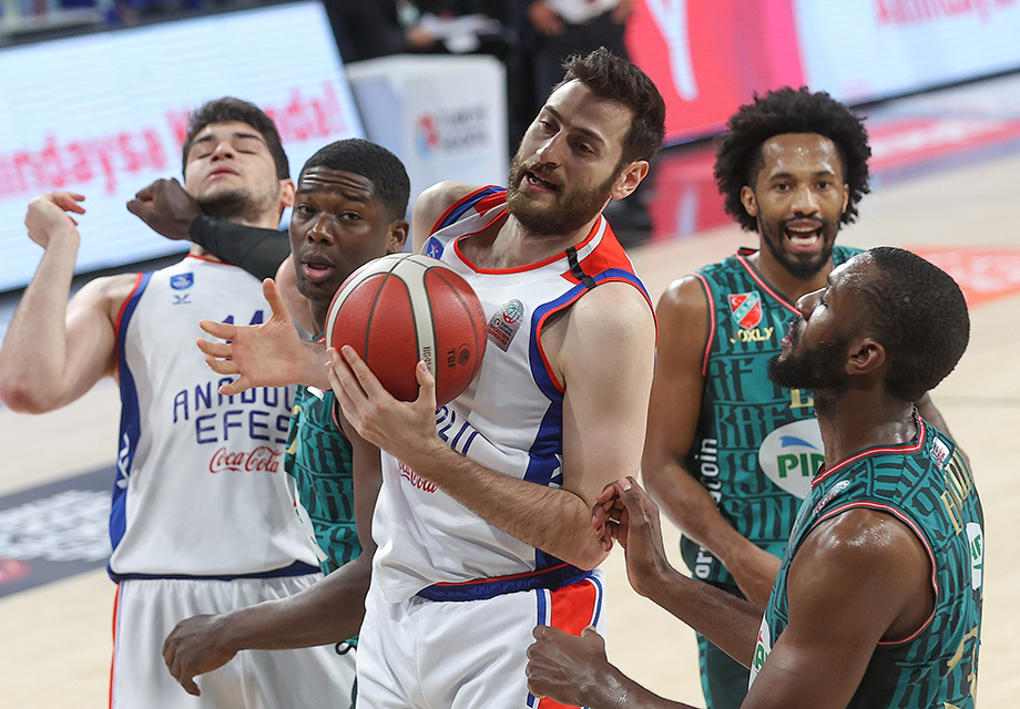 Anadolu Efes'te Egehan Arna ile yollar ayrıldı