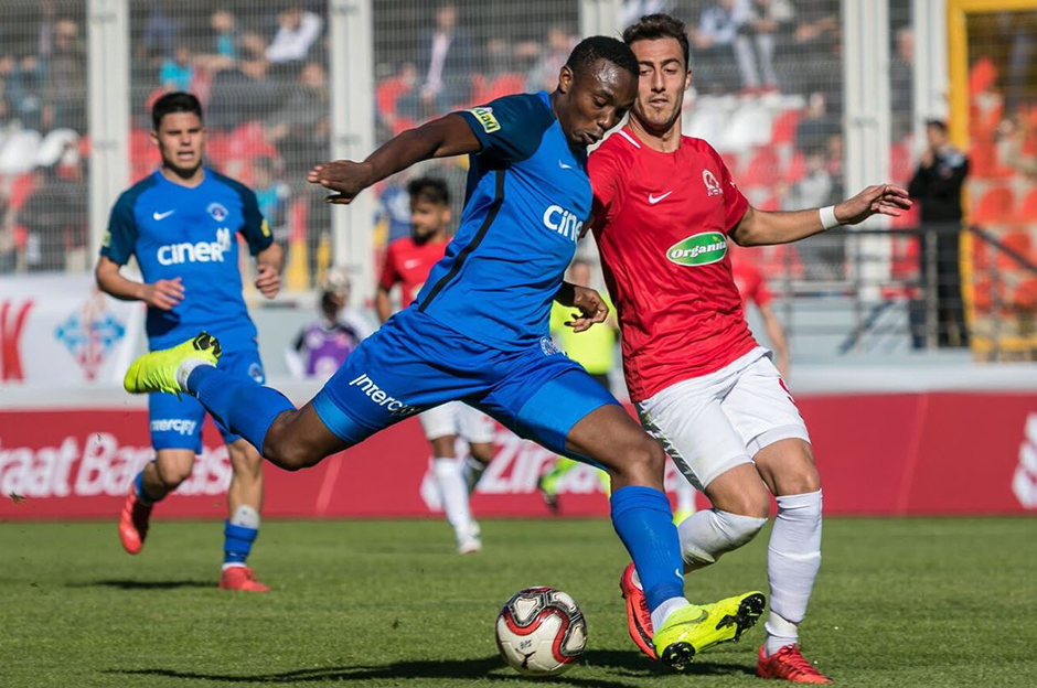 Tribünden atılan şişe futbolcuyu atıldı, kupadaki maç tatil edildi