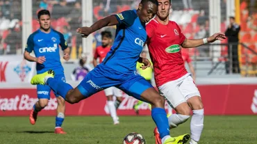 Tribünden atılan şişe futbolcuyu atıldı, kupadaki maç tatil edildi