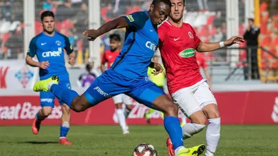 Tribünden atılan şişe futbolcuyu atıldı, kupadaki maç tatil edildi