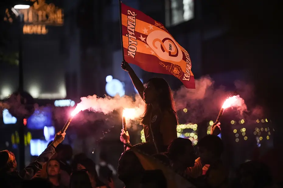 Galatasaraylı taraftarların şampiyonluk ve 5. yıldız kutlamalarından unutulmaz fotoğraflar - 2 Galatasaraylı taraftarların şampiyonluk ve 5. yıldız kutlamalarından unutulmaz fotoğraflar - 2
