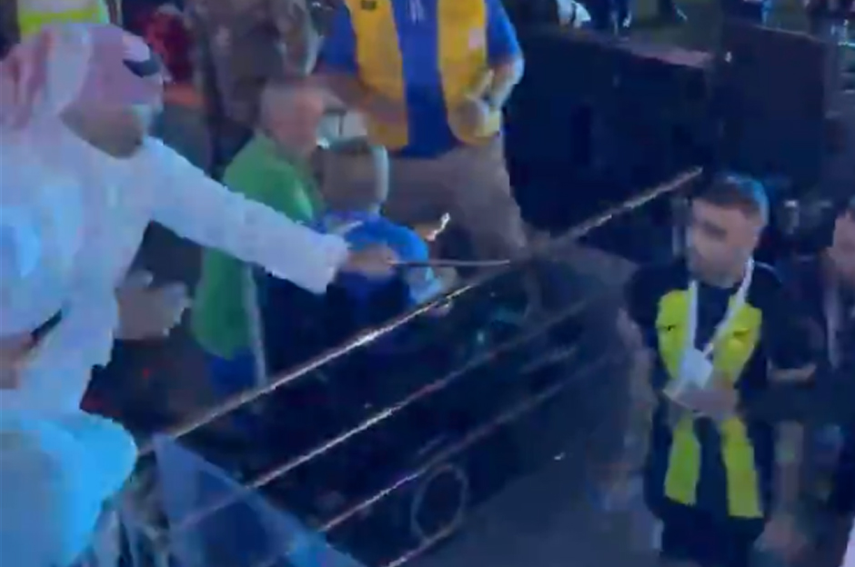 Futbolcuya kırbaçla saldırdılar