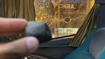 Bu da oldu: Taraftarlar kendi takımının otobüsünü taşladı