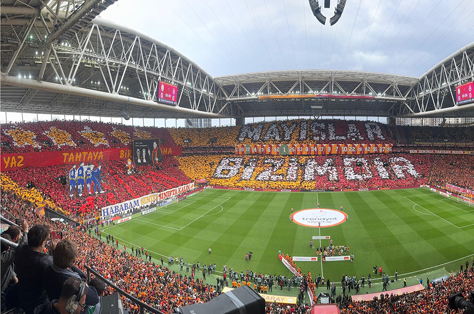 Galatasaray taraftarından Fenerbahçe maçına özel koreografi