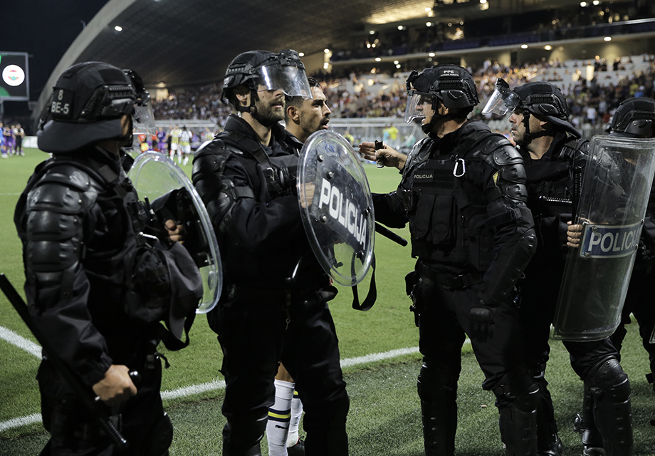 Sloven polisinden Fenerbahçe taraftarına skandal müdahale