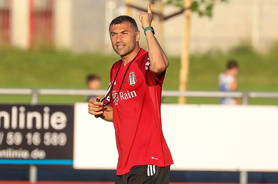 Burak Yılmaz'la konuştu ve antrenmanı yarıda bıraktı - 9 Burak Yılmaz'la konuştu ve antrenmanı yarıda bıraktı - 9