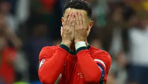 İZLE: Penaltıyı kaçıran Ronaldo göz yaşlarına hakim olamadı İZLE: Penaltıyı kaçıran Ronaldo göz yaşlarına hakim olamadı