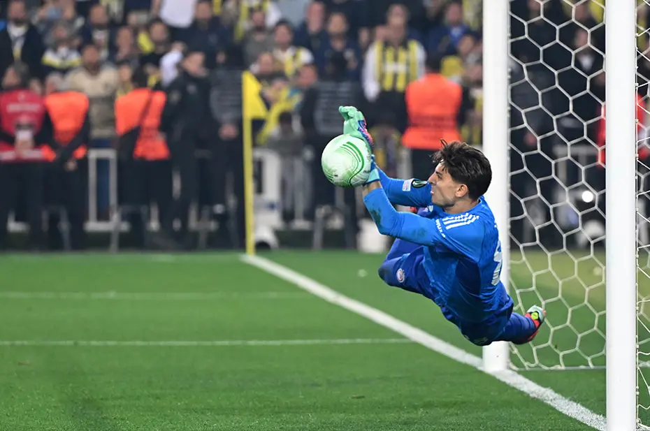 Galatasaray'da bir devrin sonu: Muslera'nın yerine Avrupa Ligi'nde harikalar yaratan kaleci - 5