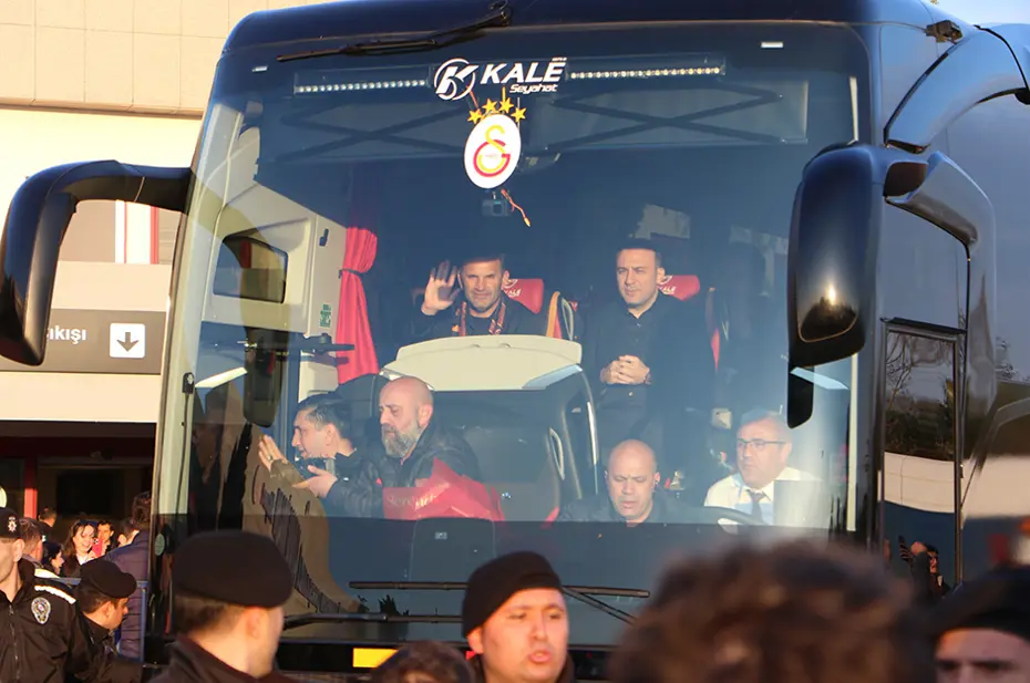 Mourinho'ya pankartlı gönderme: Okan Buruk'la birlikte poz verdiler - 6