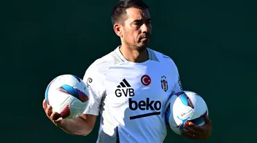 Van Bronckhorst'tan derbi öncesi açıklama: "Zaferler için savaşacağız"