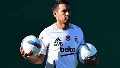 Van Bronckhorst'tan derbi öncesi açıklama: "Zaferler için savaşacağız"