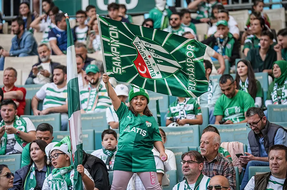 Bursaspor'un şampiyonluk kupasını alacağı maçta tribün şov: 45 bini aşkın taraftardan görsel şölen - 7