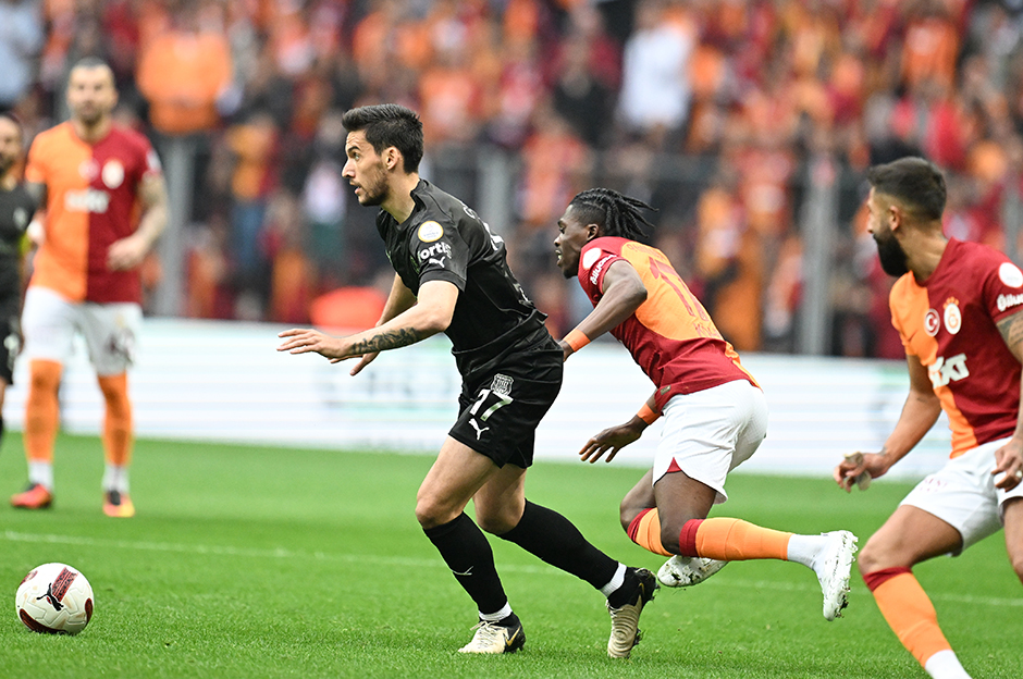 Umut Nayir sedyeyle sahayı terk etti