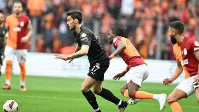 Umut Nayir sedyeyle sahayı terk etti