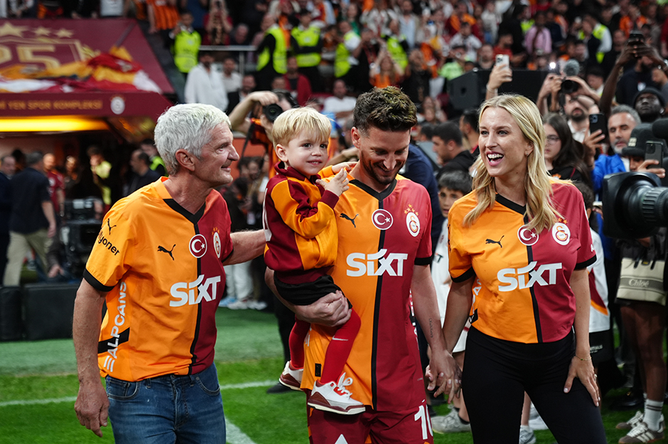 Mertens ve ailesi, İstanbul'dan ayrıldı