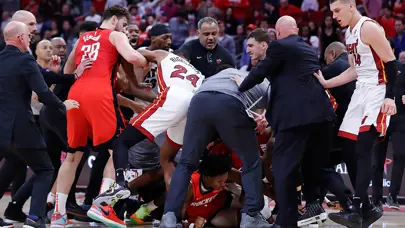 Alperen Şengün'ün maçında büyük kavga: 6 isim maçtan atıldı