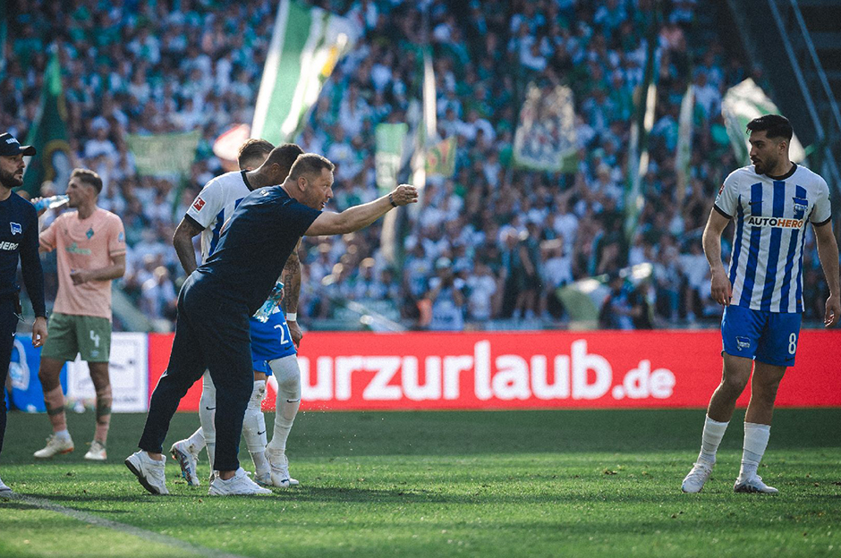 Hertha Berlin idmanında gergin anlar! Hoca küfretti, futbolcu tükürdü