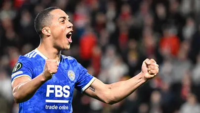 Youri Tielemans imzayı attı