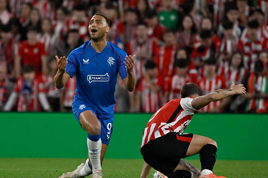 Forması paramparça oldu, penaltı beklerken sarı kart gördü