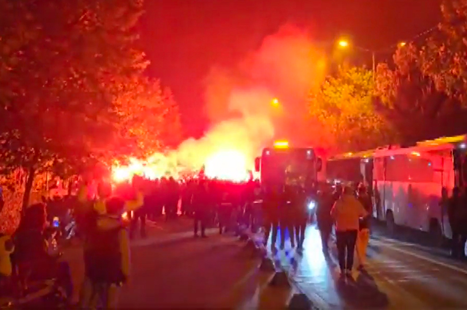 Fenerbahçe taraftarından futbolculara coşkulu karşılama