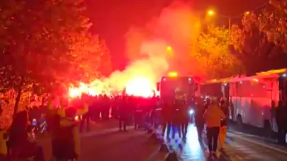 Fenerbahçe taraftarından futbolculara coşkulu karşılama