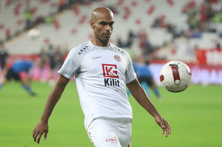 Naldo, 7 hafta sonra sahalara döndü