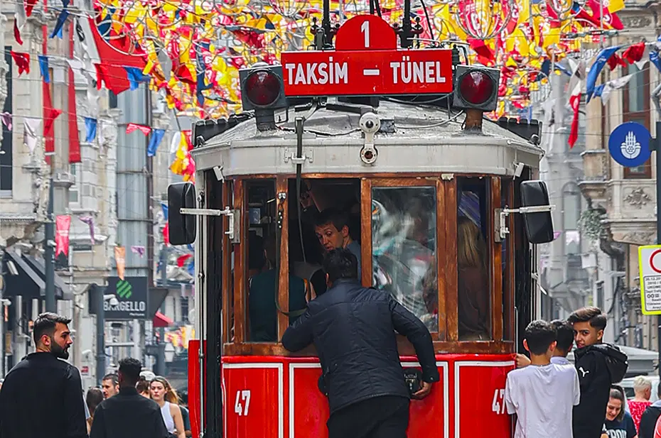 İstiklal Caddesi sarı kırmızıya büründü - 7