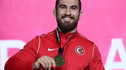 Milli güreşçi Feyzullah Aktürk, dünya üçüncüsü oldu