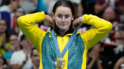 Kaylee McKeown, olimpiyat rekoruyla altına uzandı