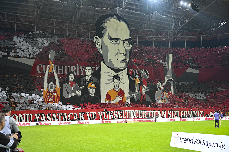 Galatasaray-Beşiktaş derbisinde Türkiye Cumhuriyeti’nin 100. yılına özel koreografi