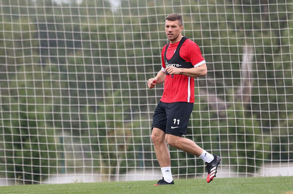 Lukas Podolski'den deprem bölgesine destek