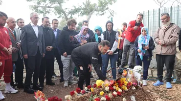 Galatasaray heyeti, yaşamını yitiren minik taraftarın kabrini ziyaret etti
