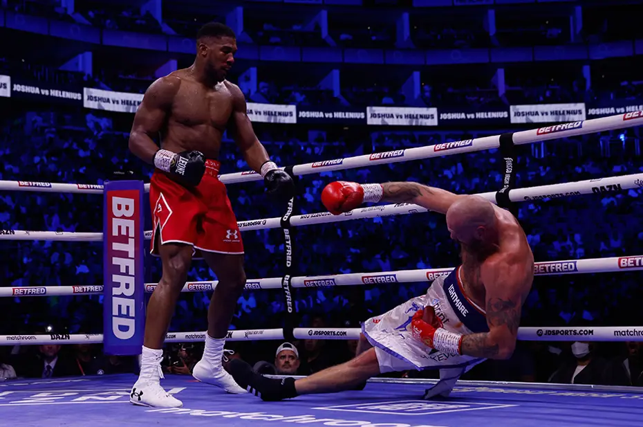 Anthony Joshua, Robert Helenius'u nakavt etti, 2.5 yıl sonra bir ilki başardı - 16