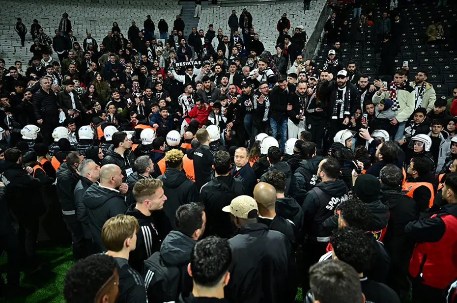 Beşiktaş'ta maç sonrası olay: Necip Uysal takımı sahaya çıkardı, olanlar oldu - 8